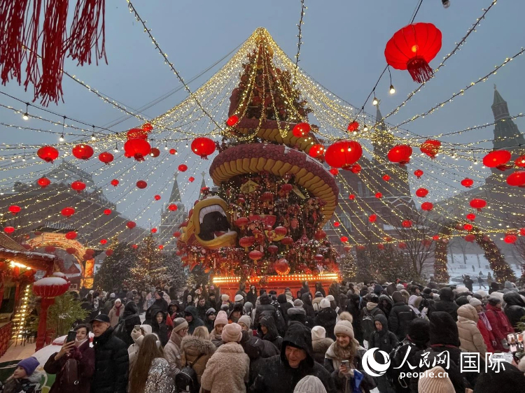 图为俄罗斯民众在活动现场参观游玩。人民网记者 肖新新摄