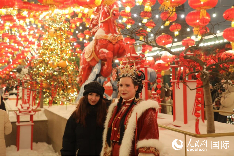 图为俄罗斯民众在活动现场同春节主题装饰合影。人民网记者 肖新新摄