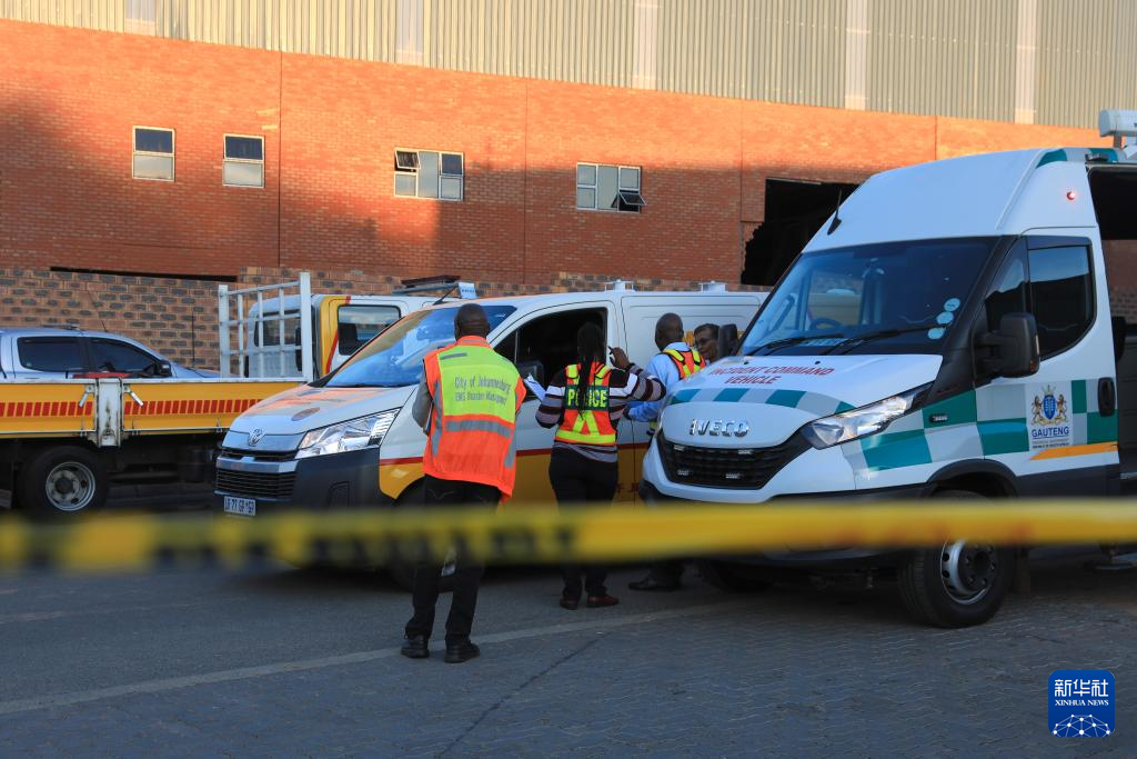 3月2日,工作人员在南非约翰内斯堡的建筑坍塌事故现场作业。新华社记者 陈为 摄