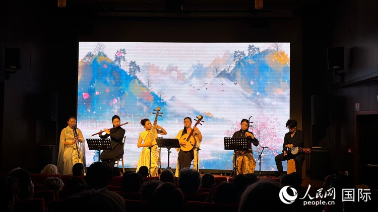 访演团受邀参加“三八”国际妇女节招待会。人民网记者 程龙摄