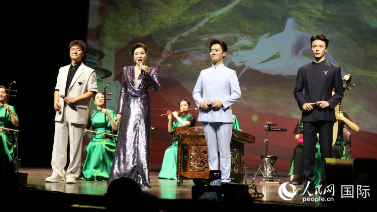 演员在舞台上倾情演出。人民网记者 程龙摄