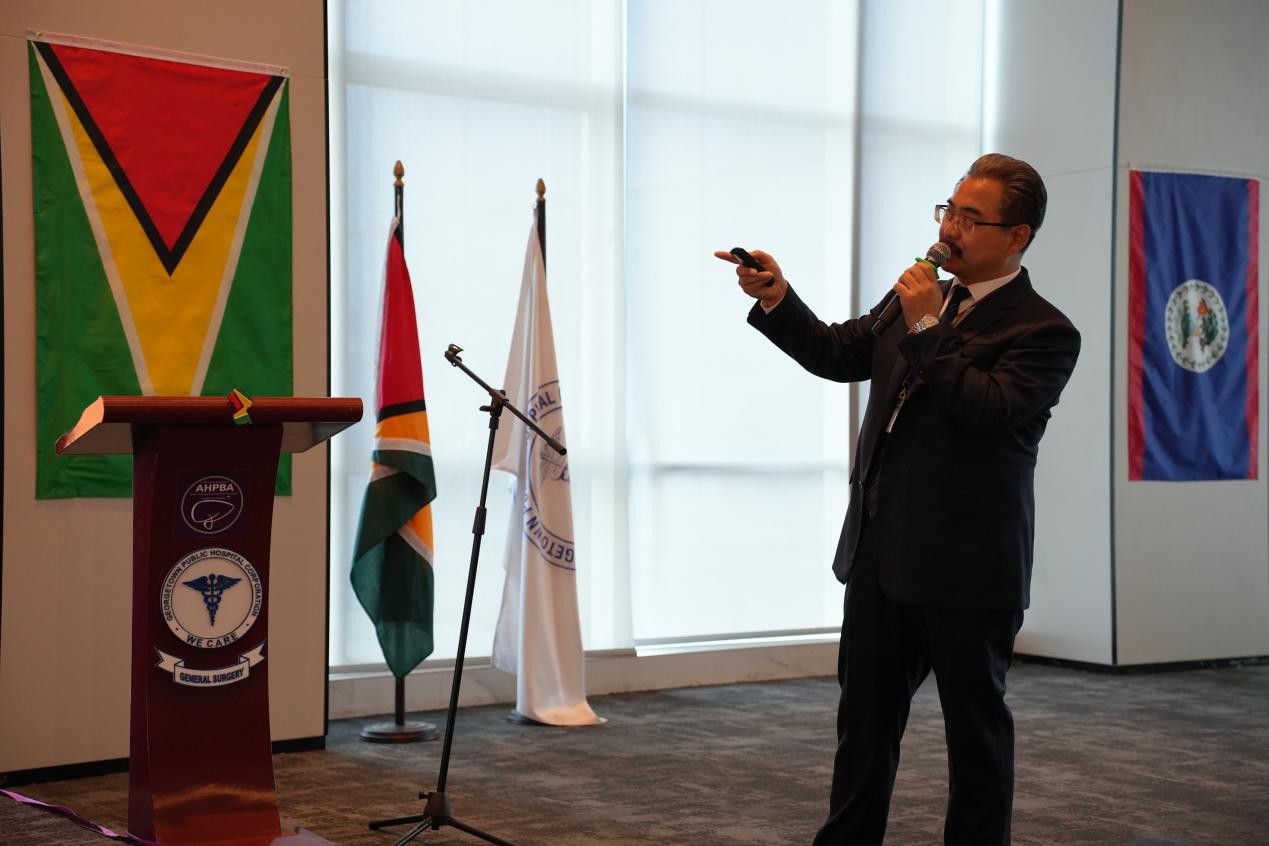 医疗队队长李欢送在会上做学术报告。援圭亚那中国医疗队供图。