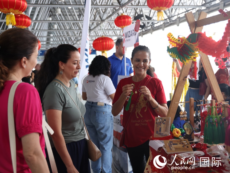 活动参与者在文化展台前购买装饰品。人民网记者  时元皓摄