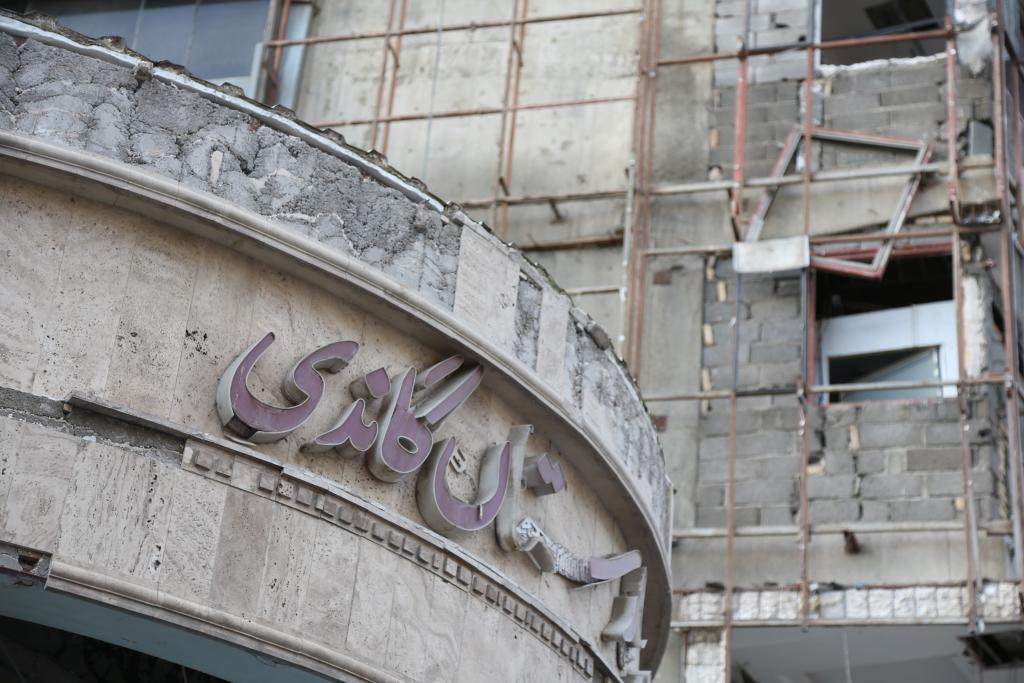 这是3月7日在伊朗首都德黑兰拍摄的遭袭的甘地医院。新华社记者 沙达提 摄