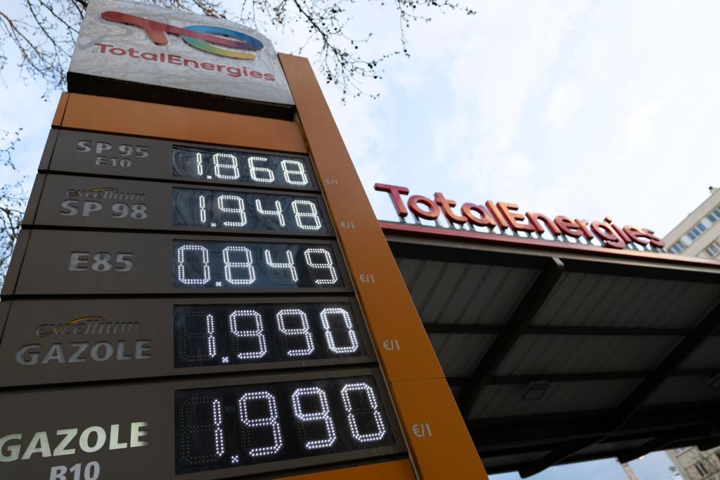 这是3月9日在法国巴黎拍摄的一座加油站的油价牌。美国和以色列对伊朗发动军事打击以来，法国加油站燃油价格明显上涨。新华社记者邬惠我摄