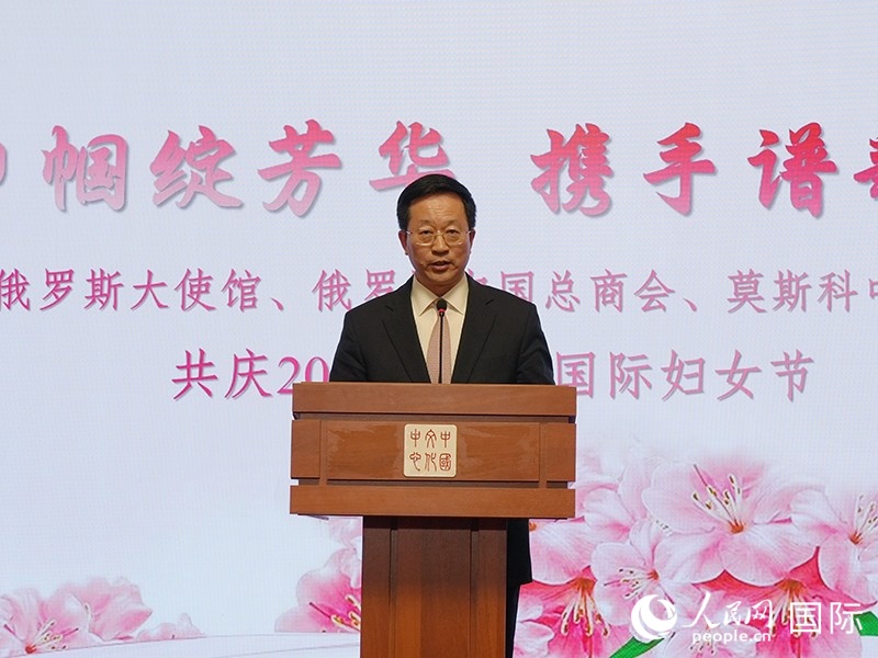 俄罗斯中国总商会会长周立群在活动上致辞。实习生 武荣摄