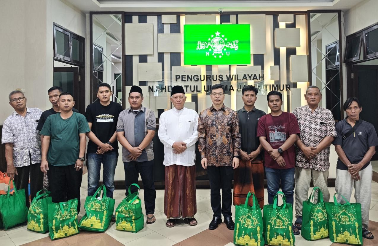 中国驻泗水总领事叶素走访印尼伊联东爪哇分会并向当地困难民众捐赠生活物资。中国驻泗水总领馆供图