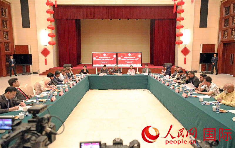 中国驻巴基斯坦使馆举办全国两会吹风会。人民网记者赵益普摄