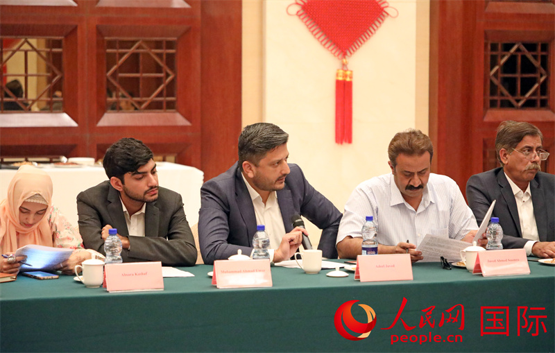 巴方媒体、智库代表在会上积极提问并发言。人民网记者 赵益普摄 