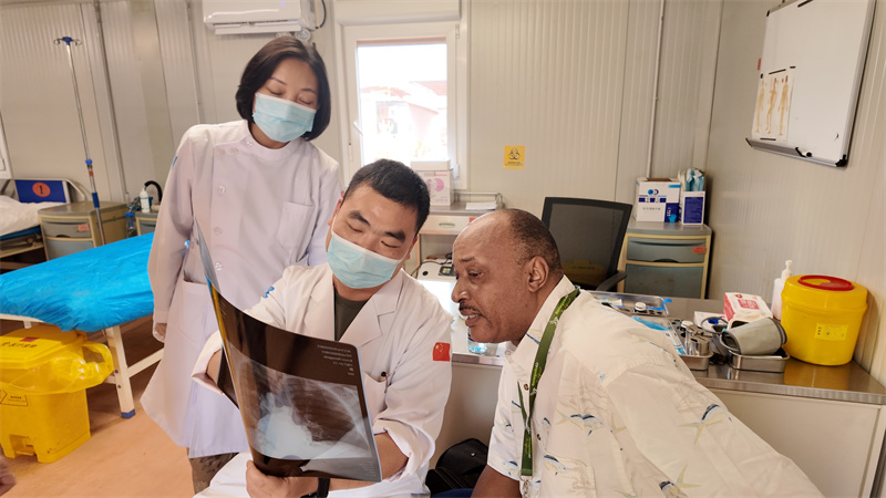 中外军医进行会诊。刘佳嘉摄