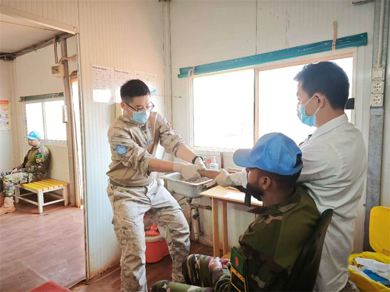 中国军医开展医疗救治。刘佳嘉摄