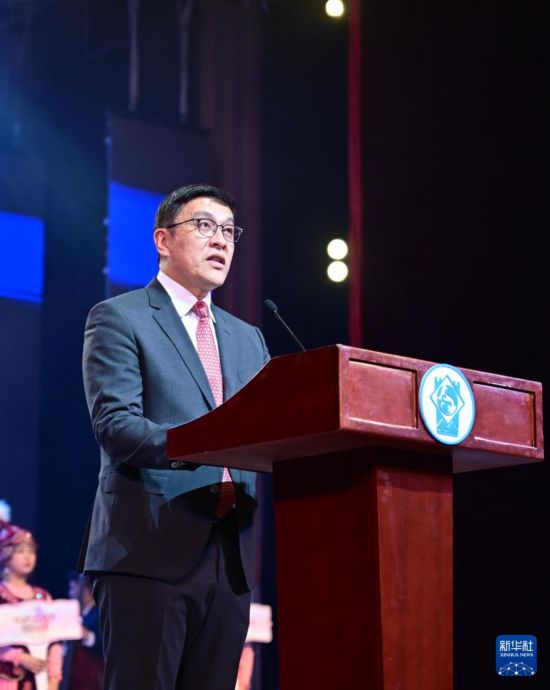 3月24日，在吉尔吉斯斯坦首都比什凯克，吉尔吉斯斯坦副总理拜萨洛夫在开幕式上宣读总统扎帕罗夫的贺信。新华社记者 李任滋 摄