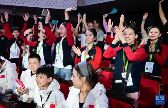 3月24日，在吉尔吉斯斯坦首都比什凯克，哈萨克斯坦代表团（后）在开幕式上亮相。新华社记者 李任滋 摄