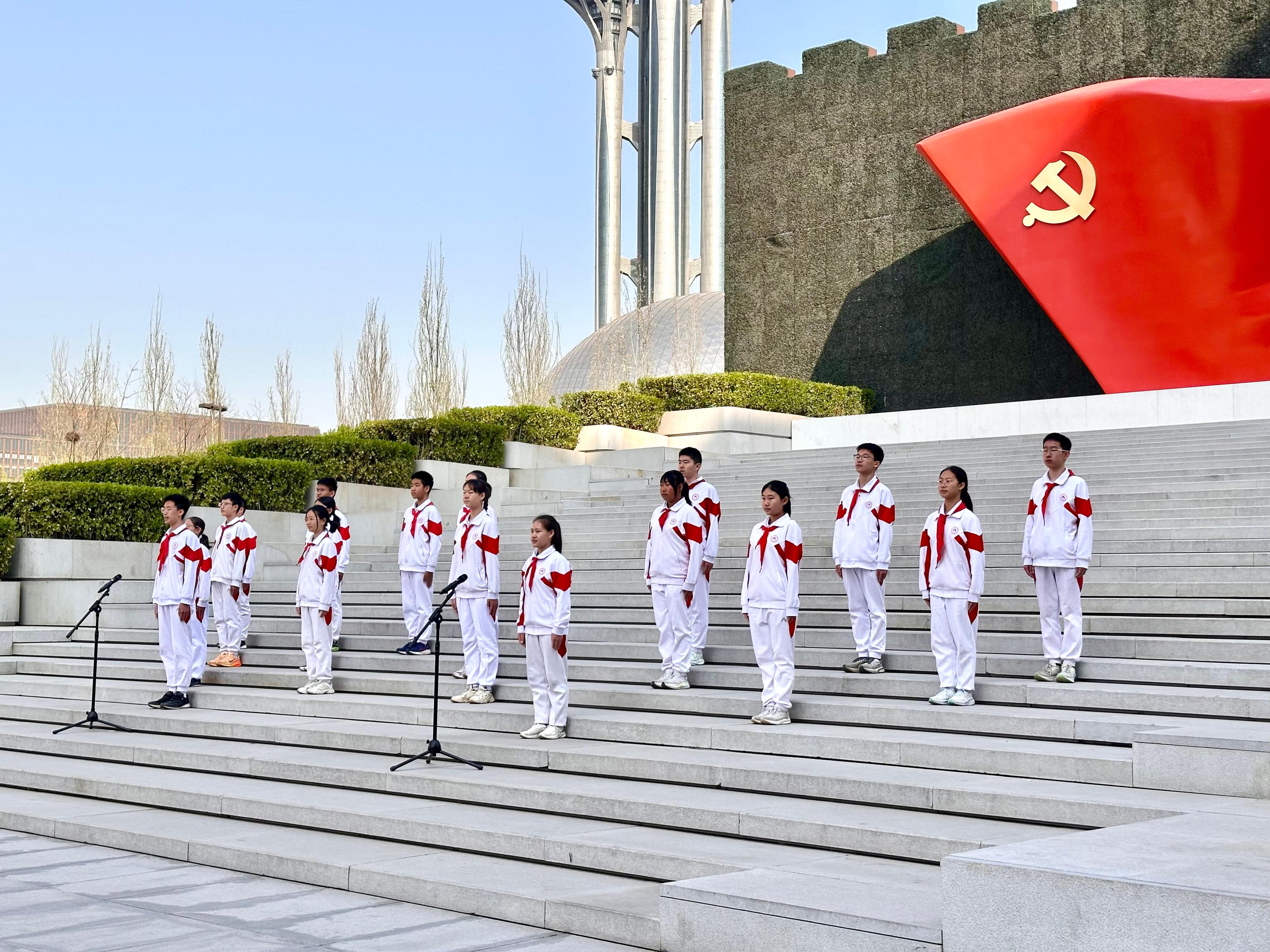 中国人民大学附中西山学校学生朗诵《七律·长征》。人民网记者 宋子节摄