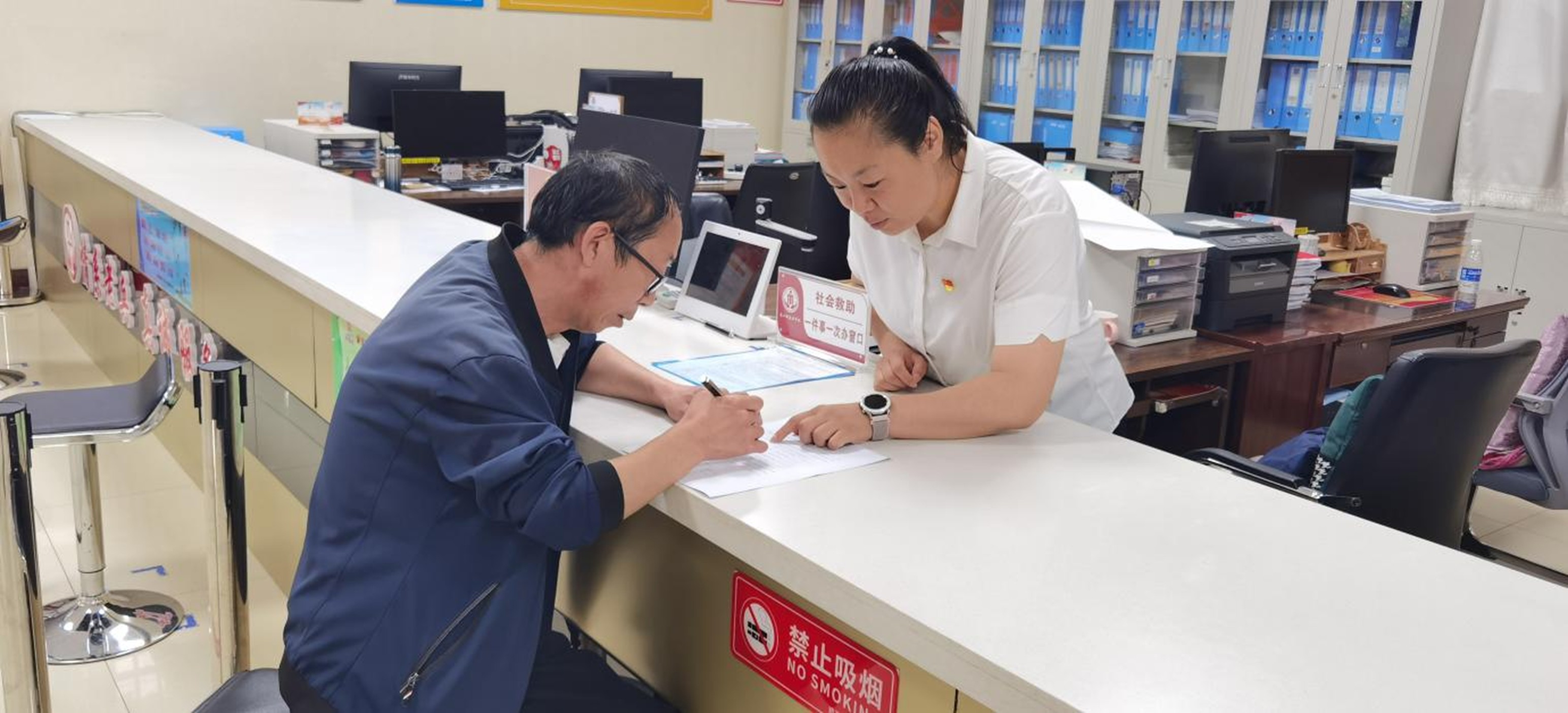 社会救助一件事一次办窗口。图片由鸡西市委宣传部提供