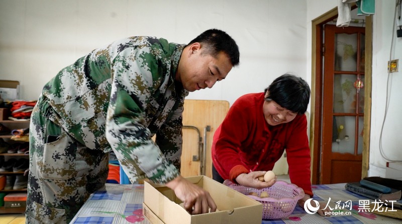 3杨庆宝为村民们的农产品打开了新销路。人民网记者 苏靖刚摄