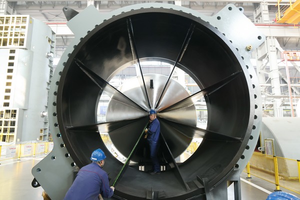 哈电集团哈尔滨电机厂有限责任公司自主研制的巨型水电泄压阀。王学善摄