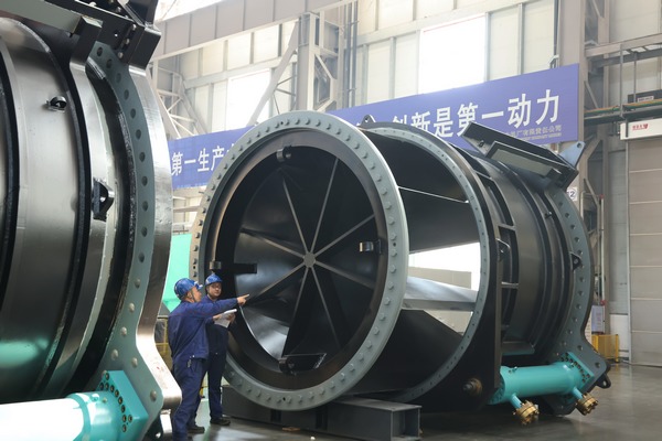 哈电集团哈尔滨电机厂有限责任公司自主研制的巨型水电泄压阀。王学善摄