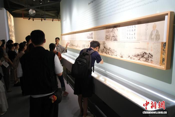 7月15日,观众走进了解《富春山居图》高清长卷调色打样稿。曹丹 摄