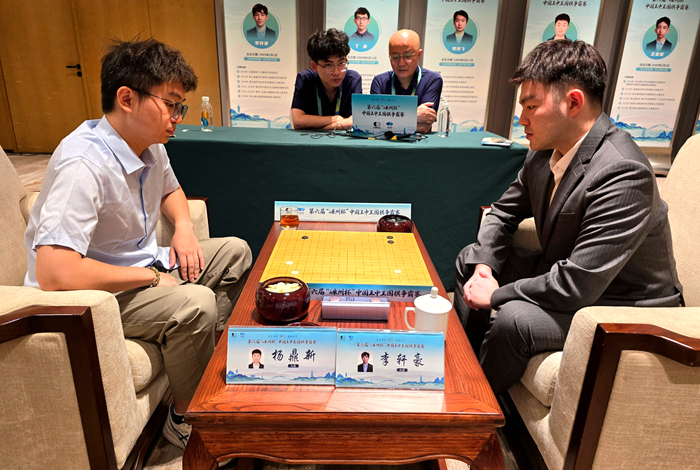 李轩豪九段(右)战胜杨鼎新九段。人民网记者 胡雪蓉摄