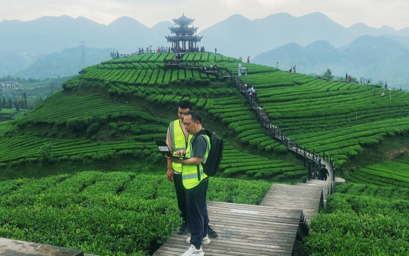 湖北移动技术人员在恩施旅游景区进行网络优化。
