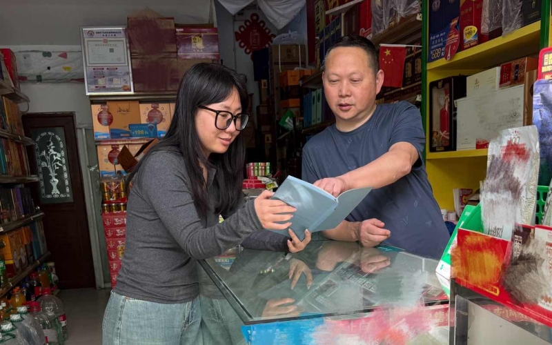 客户经理与客户共同分析店铺经营数据。