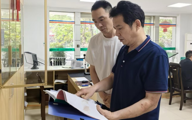客户经理陪同客户共同整理货架。