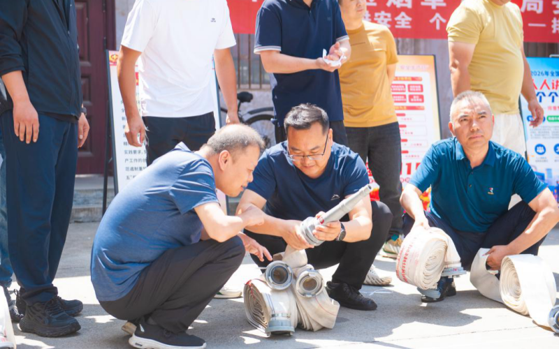 安全员教授居民使用水带。