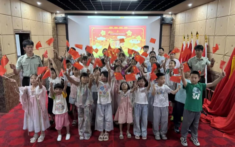 孩子们齐唱《没有共产党就没有新中国》。