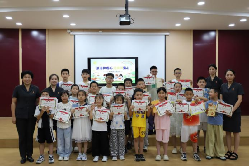 巴东县人民法院民事庭成员为孩子们颁发奖状和证书。受访者供图