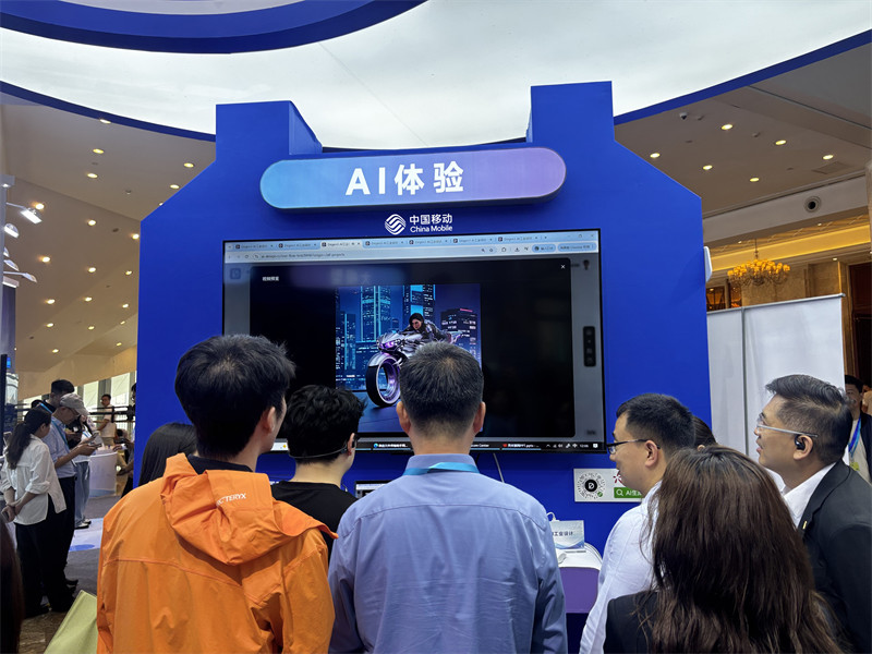 湖北移动AI体验展区吸引观众驻足体验、深入了解。