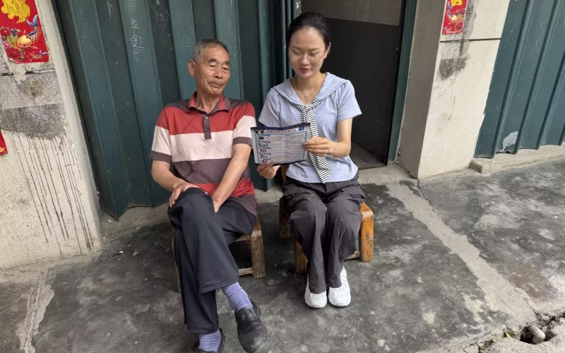 客户经理向老年零售客户宣传反诈知识。陈林摄