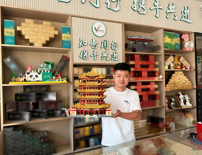 店主展示乐高积木。