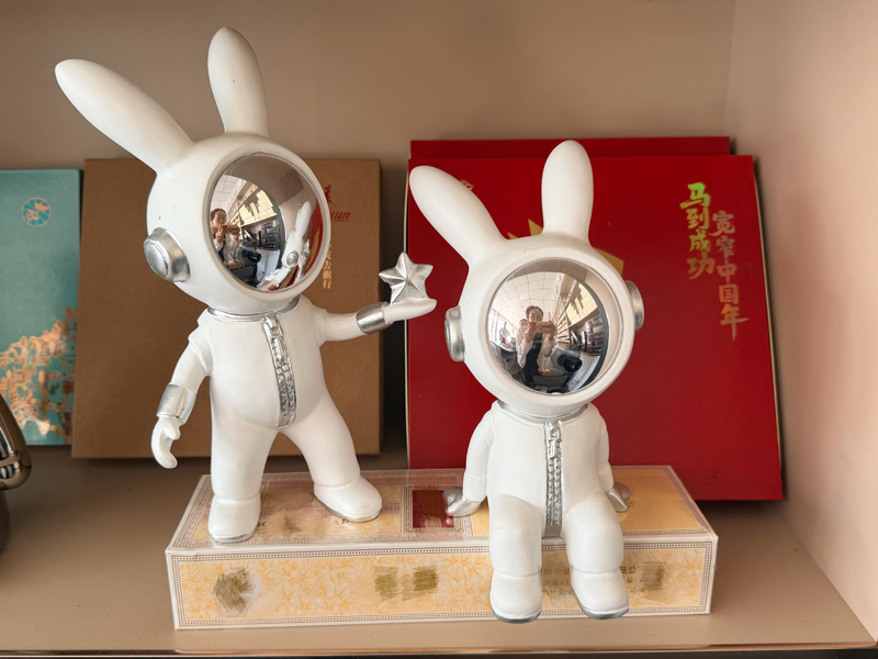 手工作品与商品组合陈列。