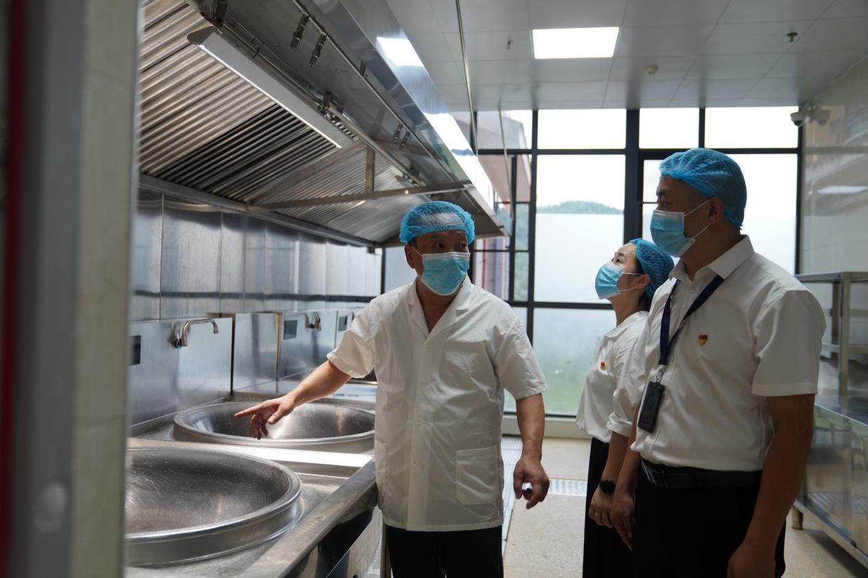 恩施市纪检监察干部在恩施市清江民族学校检查食堂的有关情况。（梁小琴 摄）
