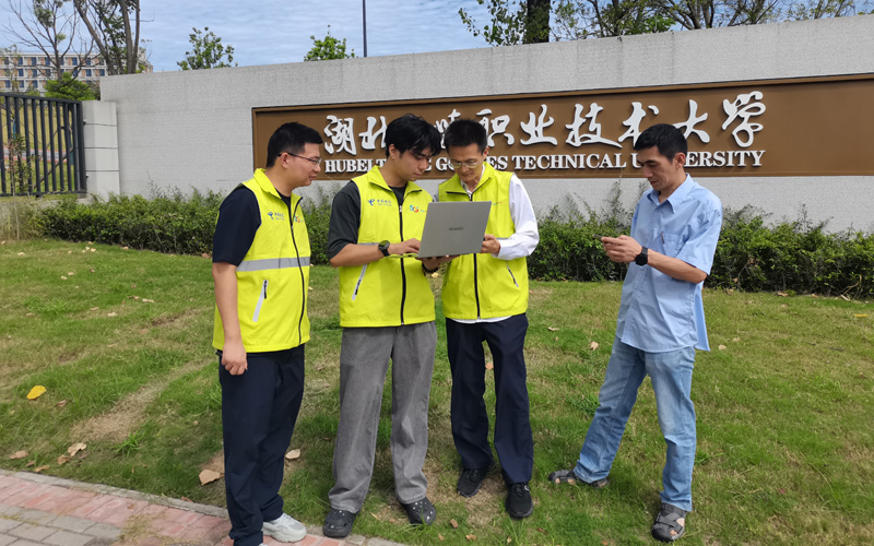 湖北电信工作人员开展校园网络优化。