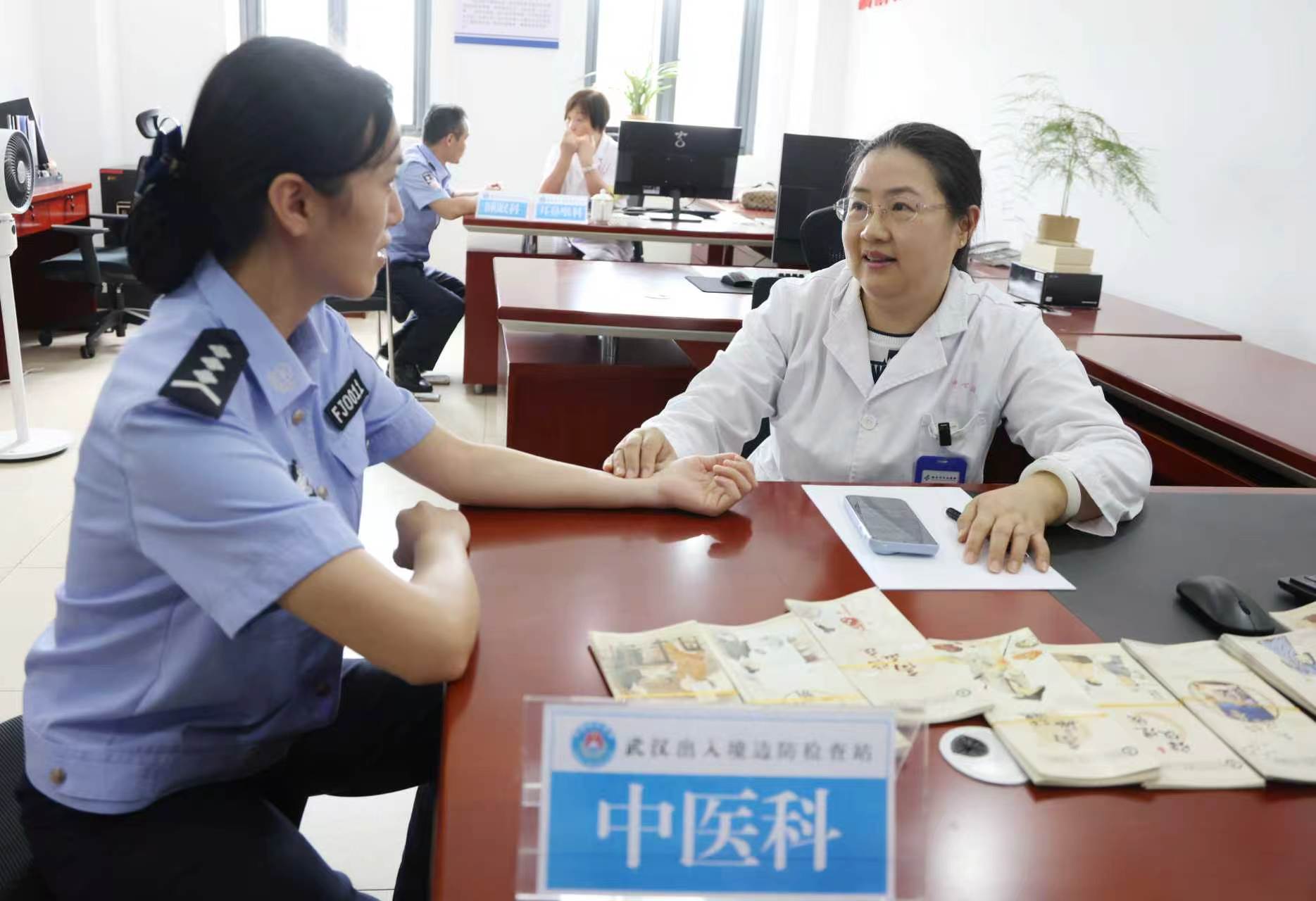 武汉市中心医院专家现场把脉问诊,为边检民警提供健康咨询。