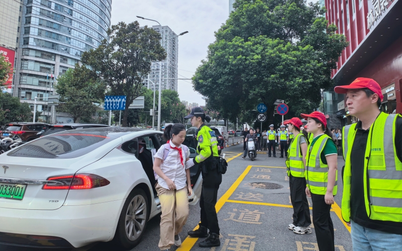 9月1日上午,武汉市公安局武昌区分局交通管理大队快骑民警徐青在武汉小学护学岗保畅。