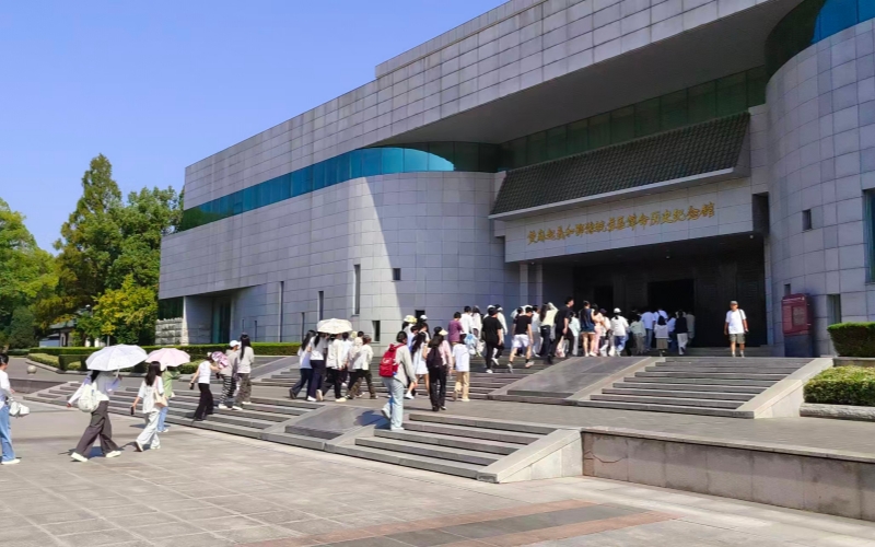 青年学子们参观黄麻起义和鄂豫皖苏区革命历史纪念馆。