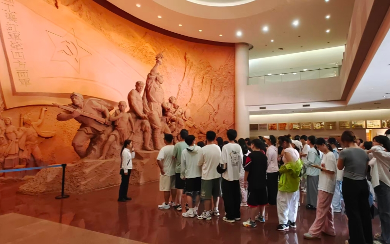 纪念馆内，青年学员们沉浸式感悟革命文化。