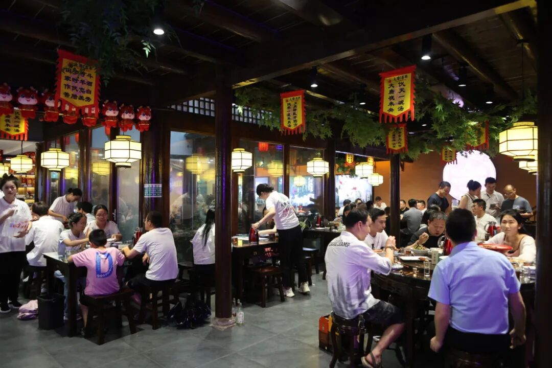 店内食客座无虚席。 郧轩文摄