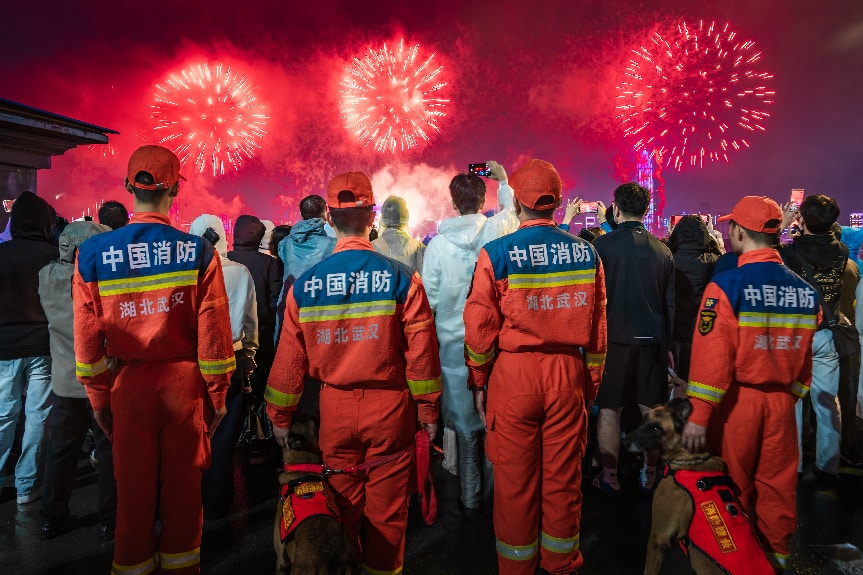 武汉消防人员在前置执勤点护航活动。